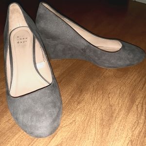 Sz 8 Wide Gray Wedge Heel Dress Shoes